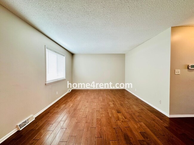 Building Photo - Beautiful Overland Park Townhome w/ Wood Floors, Large Open Kitchen and a Community Pool!