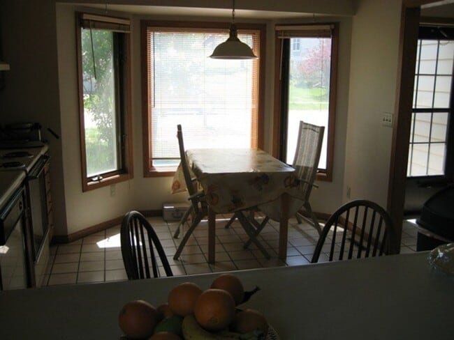 Foto del edificio - 2132 Plaenview Drive in Iowa City - 4 Bedroom Duplex