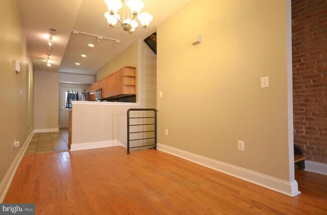 Building Photo - 105 W Clement St