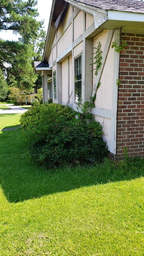 Building Photo - 3 Bedroom, 2 Bath House