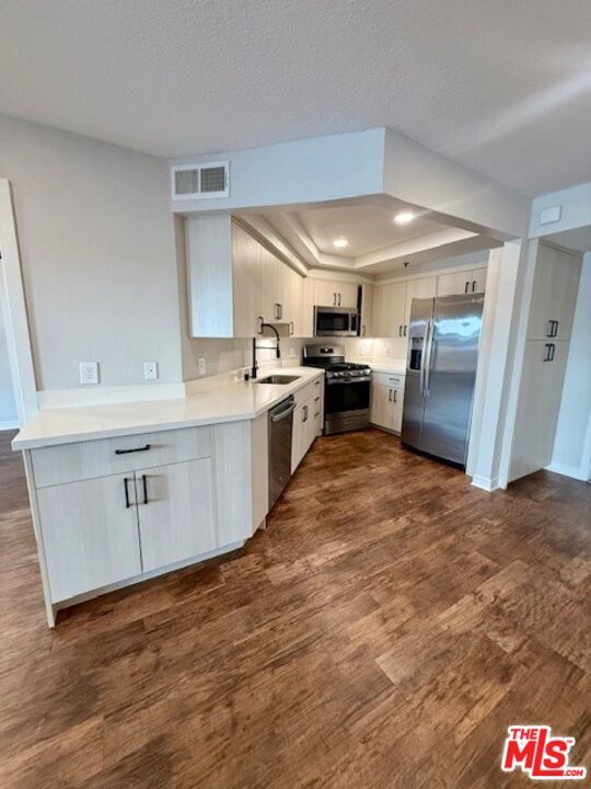 Building Photo - 7660 Beverly Blvd