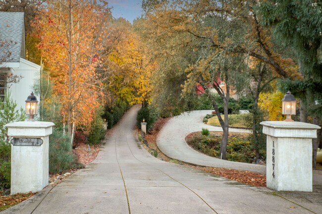 Entrada para auto privada - 18874 Meadowlark Ct