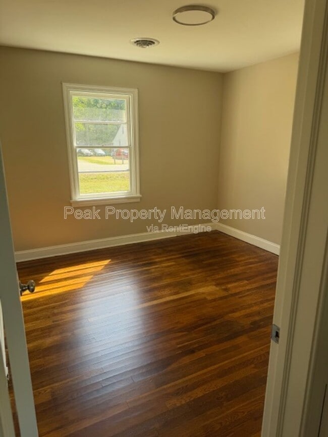 Foto del edificio - 4815 Oakleys Ln