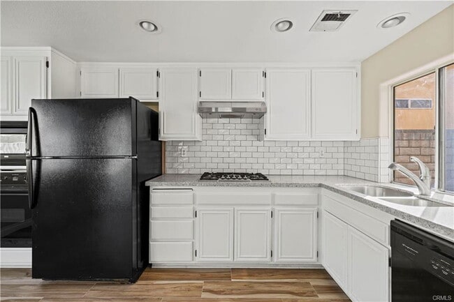 Foto del edificio - 25815 Dickens Ct