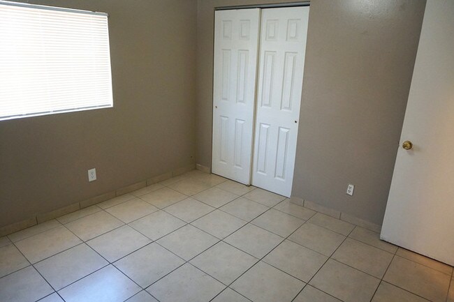Building Photo - Move In Ready! Near everything! Private Yard