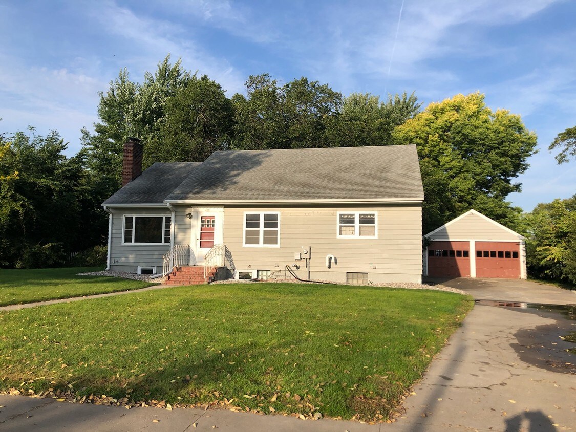 Exterior - 615 Campanile Ave