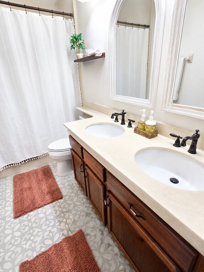 Foto del edificio - 2104 Heritage Crest Dr