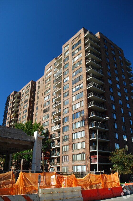 Eastern cara a lo largo de Columbus Avenue - Park West Village