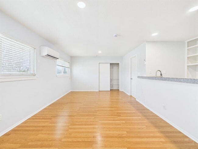 Building Photo - 304 E 33rd St