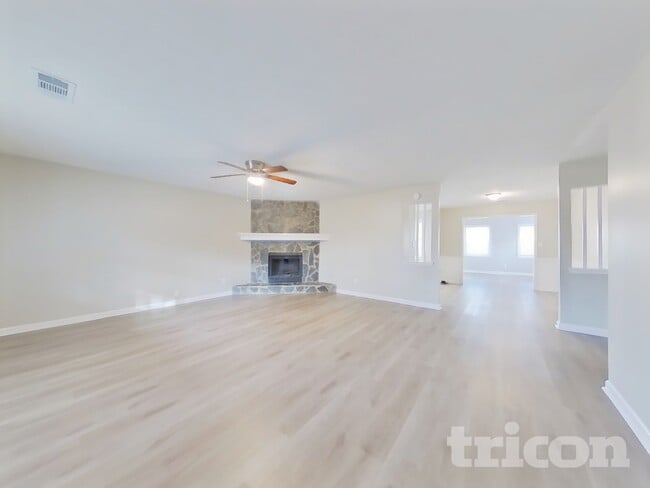 Building Photo - 211 Robin Ln