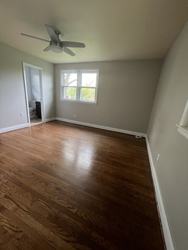 Foto principal - "Expansive 5-Bedroom Haven with Dual Kitch...