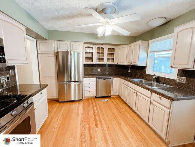 Building Photo - 4 Bed 2 Bath Home in East Grand Rapids For...