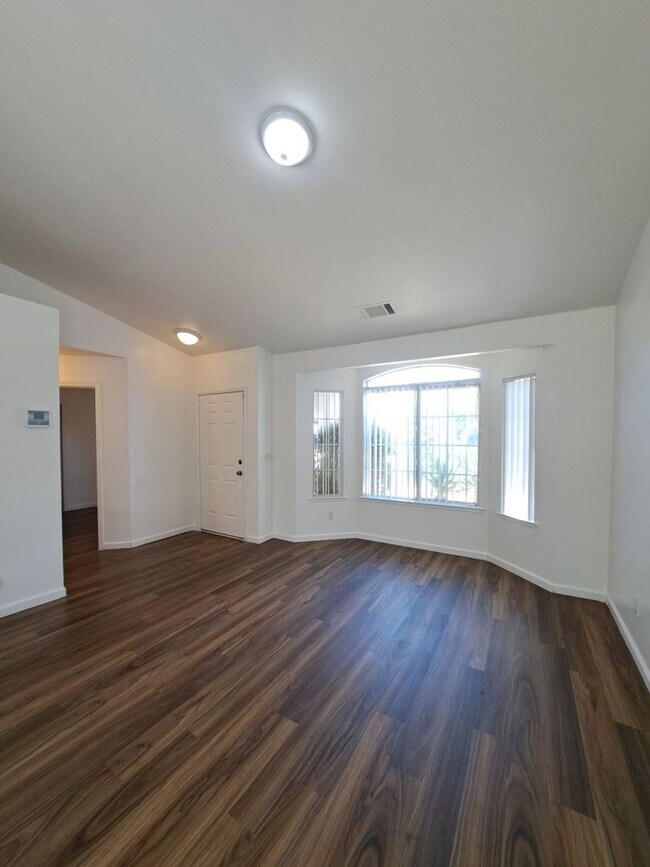 Building Photo - Single Level 3BR Home w/ Backyard Ready to...