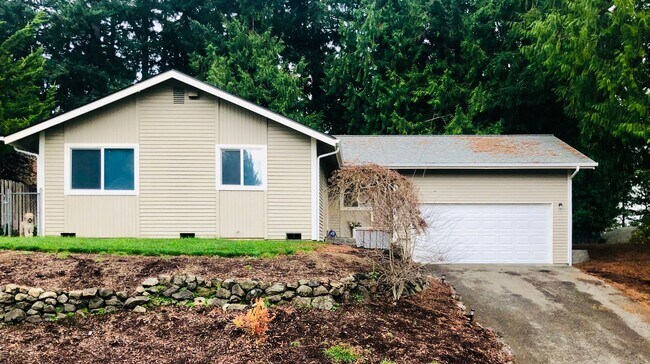 Building Photo - Home in West Bremerton with Fenced Yard