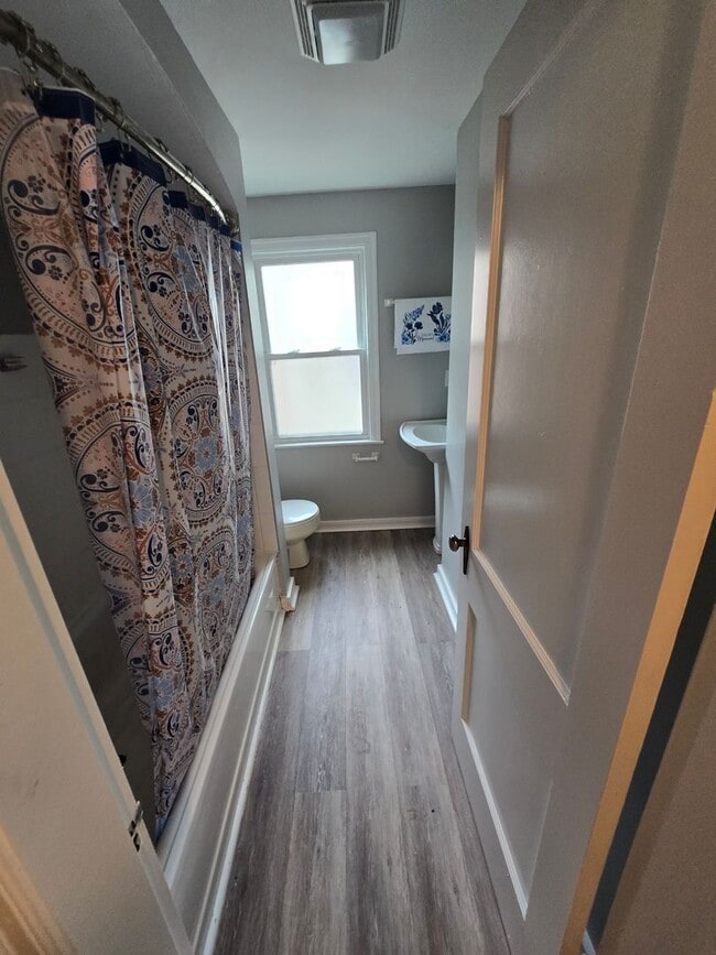 Building Photo - 3 BEDROOM SINGLE FAMILY