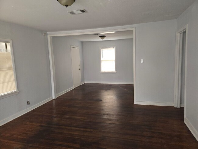 Building Photo - 927 Spring Ave