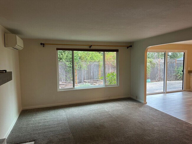 Building Photo - Beautiful custom 3 bedroom 2 bathroom hous...