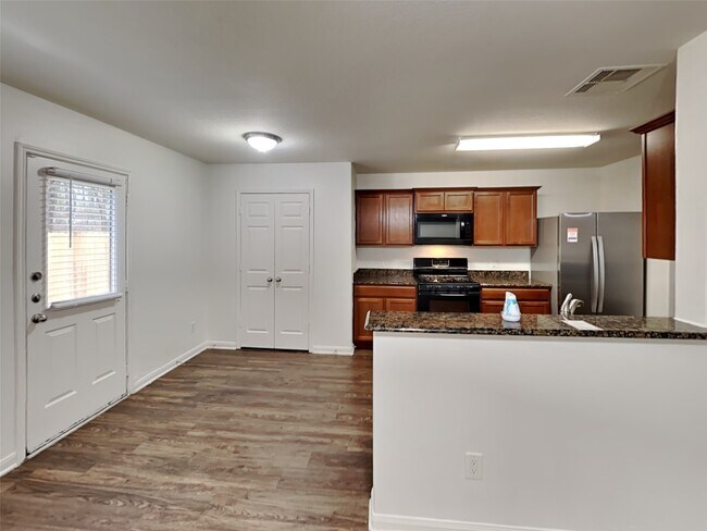 Foto del edificio - 10200 Red Fern Ct