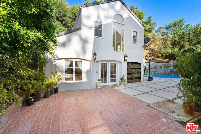 Building Photo - 1174 Coldwater Canyon Dr