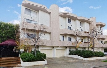 Building Photo - 15024 Moorpark St