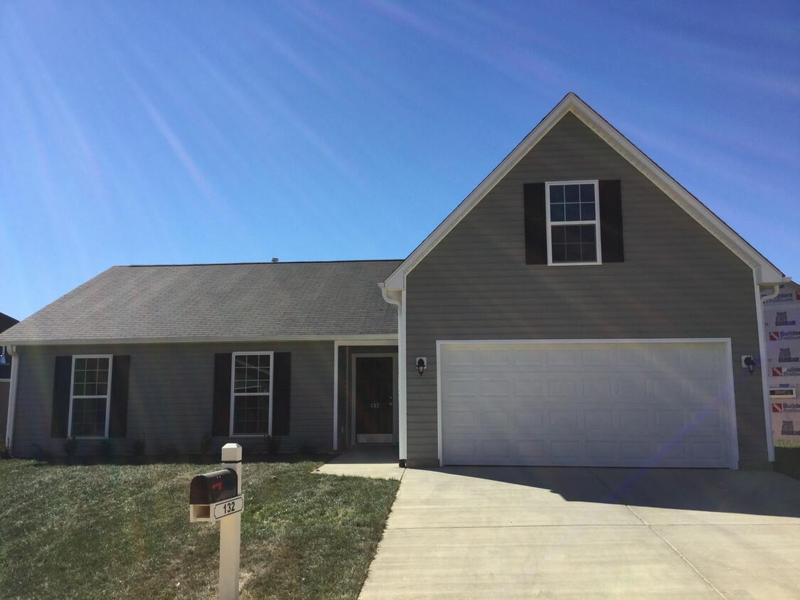 Foto principal - 4 Bed 2 bath in Riverstone Community!!