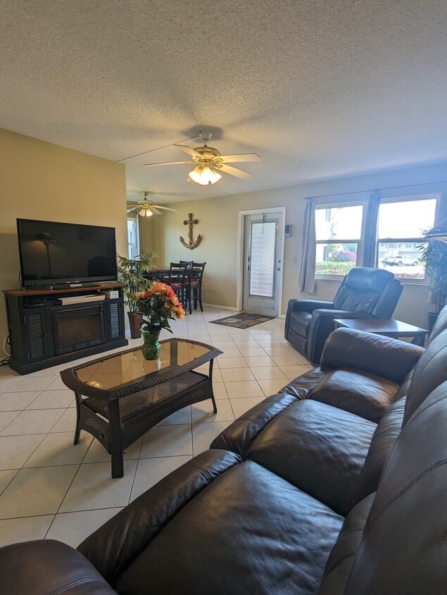 1st Floor Corner - 105 Chatham E (West Palm Beach, FL)