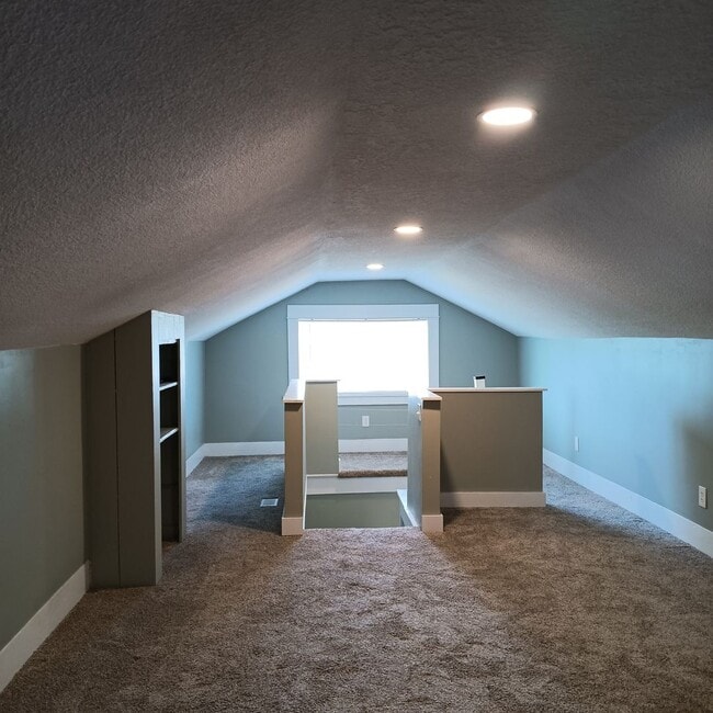 Foto del edificio - Roommate wanted: Young Professional Monmouth Men looking for a Roommate