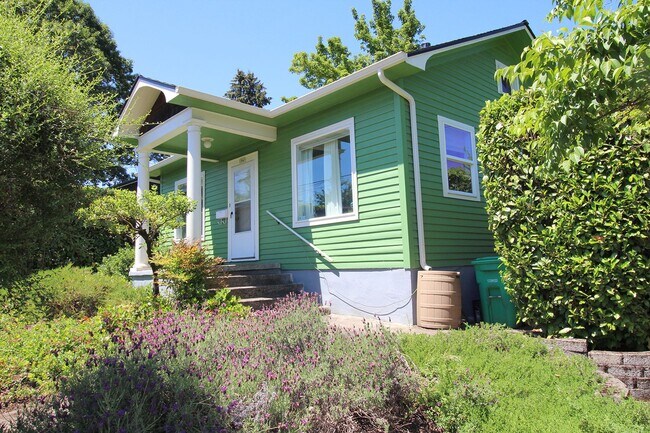 Building Photo - Sweet Sellwood-Moreland 2 Bedroom Bungalow...
