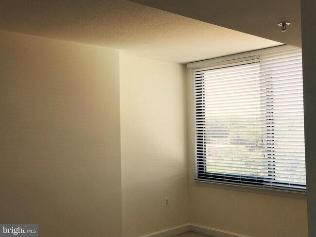 Foto del edificio - 2451 Midtown Ave