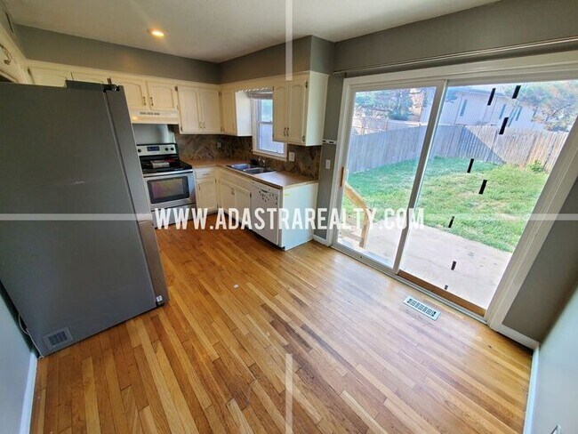 Building Photo - Beautiful Lenexa Duplex-Showing NOW!!