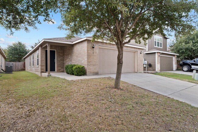 Building Photo - Charming Home Awaits: Spacious & Modern Li...