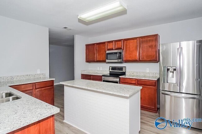 Foto del edificio - 3703 Avalon Lake Dr SW