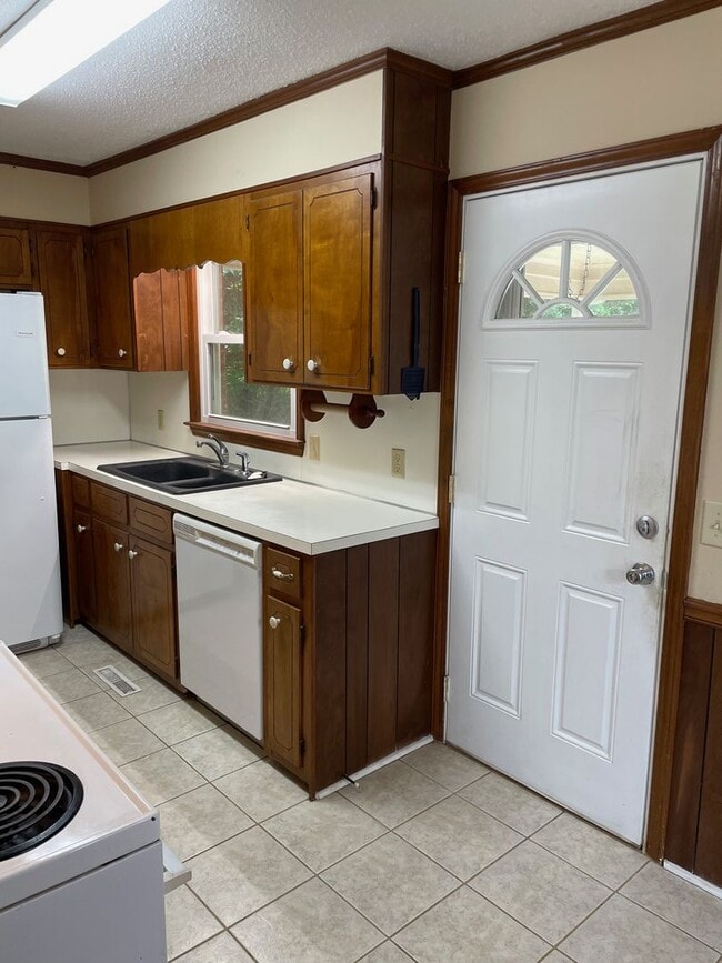 Foto del edificio - 3 BED, 2 BATH BRICK HOME LOCATED IN COUNTR...