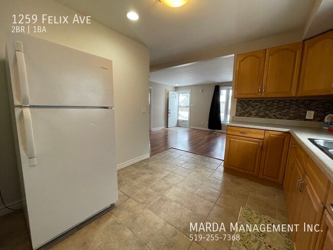 Building Photo - COZY 2 BDRM 1BATH HOUSE W/FENCED IN YARD! ...