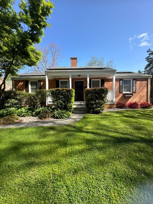 Building Photo - Charming 3 BR, 2.5 Ba house in a great loc...