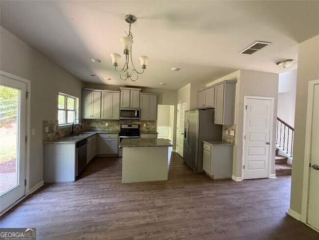 Foto del edificio - 221 Creek View Pl