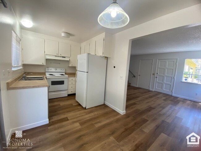Foto del edificio - Charming 2 Bed / 1.5 Bath Duplex in Sonoma!