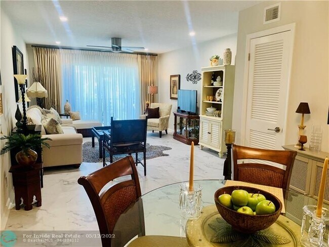 Foto del edificio - 6223 Bay Club Dr