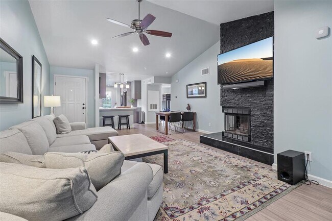 Foto del edificio - 2450 Wickersham Ln