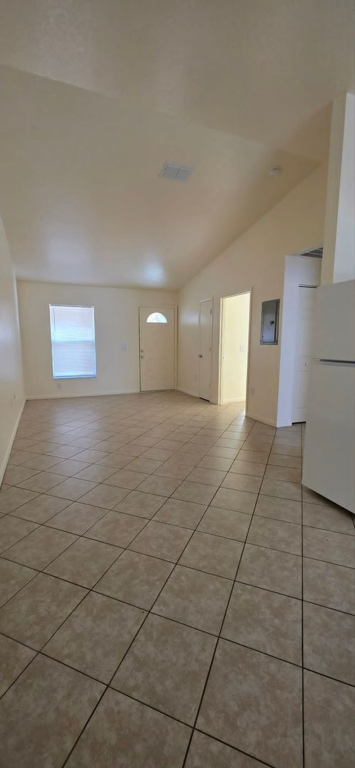 Building Photo - Clean 2BR Apartment with Washer & Dryer Included