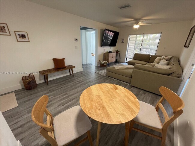 Foto del edificio - 10036 Winding Lake Rd