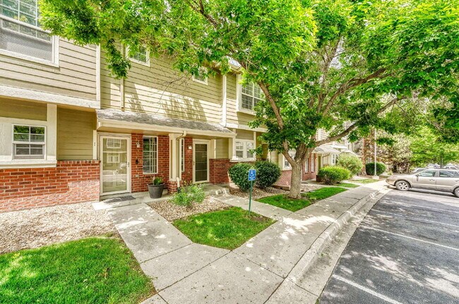 Building Photo - $1,995.00 - 2 Beds, 2.5 Bath, Condo in Tho...