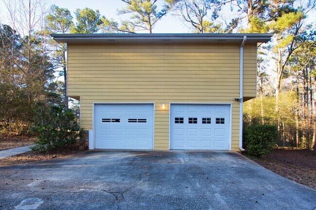 Building Photo - Available Now! Charming 3-Bedroom, 2-Bath Split Level Home for Rent!