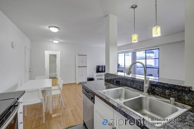 Building Photo - 10982 Roebling Ave