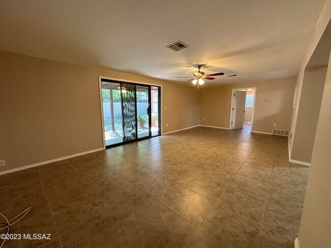 Foto del edificio - 2530 N Van Buren Ave