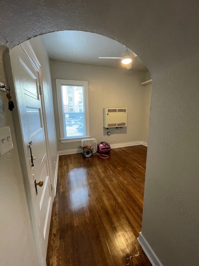 Building Photo - 410 E 20th Ave #3