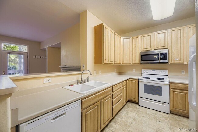 Foto del edificio - Bright and open three bedroom two full bat...