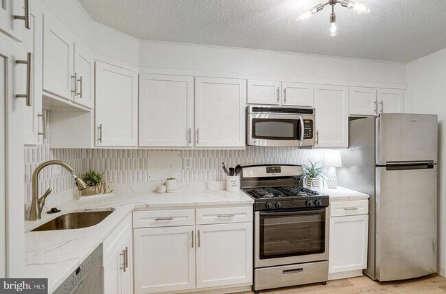 Building Photo - 1300 Army Navy Dr