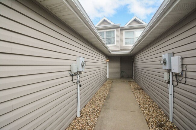 Foto del edificio - Townhome in Quiet NW Rochester Neighborhood!