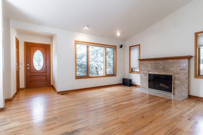 Building Photo - Private river access and stunning views fr...